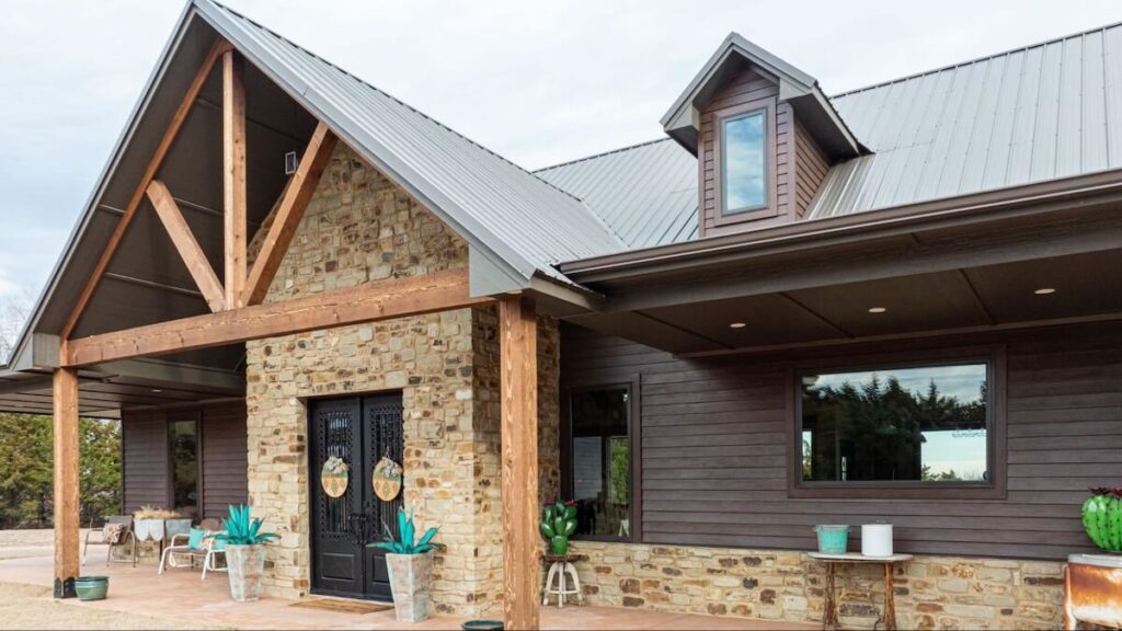 A home with TruLog steel lap siding that looks like wood